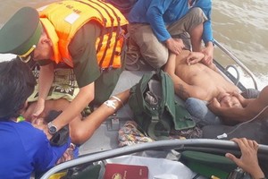 堅江省邊防部隊救護人員在船上營救窒息患者。（圖源：VTC News）