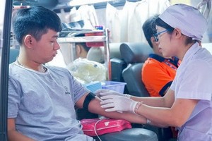 大學生積極參加志願捐血活動。