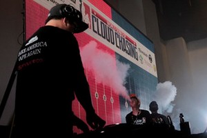 人們在吸食電子煙。（示意圖源：互聯網）