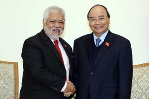 政府總理阮春福（右）接見委內瑞拉共和國特命全權大使豪爾赫‧隆東‧烏斯卡特吉。（圖源：越通社）