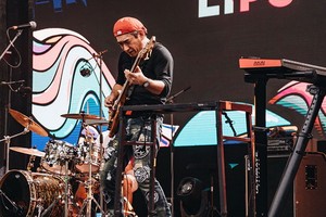 國際藝人參加最近在河內市東京義蜀廣場舉行的Monsoon Street Show。