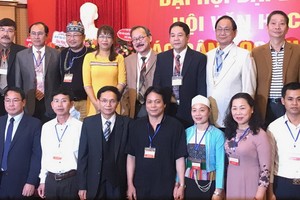 張漢明(後排右二)常委與新屆執委成員在大會上亮相。