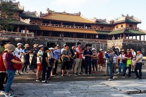 國際遊客參觀順化故都歷史文化遺跡。（圖源：祖國報）