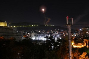 11月20日凌晨，在敘利亞大馬士革，敘防空系統對來襲飛彈實施攔截。（圖源：新華社）