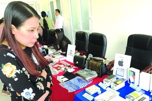 商販在學習辨認冒牌貨。（圖源：互聯網）