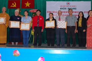 第五郡人委會副主席張庚波(右四)祝賀獲“慈善之花” 稱號的單位和個人。