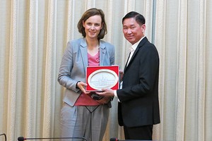 市人委會副主席陳永線（右）向奧地利聯邦經濟商會副秘書長瑪麗安娜‧庫納贈送紀念品。（圖源：VOH）