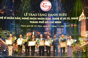 四位華人獲頒贈人民藝人稱號。