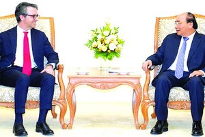 政府總理阮春福（右）接見駐越南歐盟大使喬治‧阿利伯蒂代表團長。（圖源：光孝）