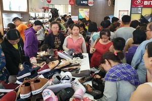 昨(23)日首天展開半價酬賓活動，吸引了廣大客戶前往搶購。