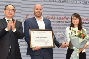 市委書記阮善仁向美國公司頒發一等獎。（圖源：越勇）