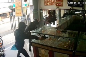 兩名蒙面匪持槍闖進通芳金鋪劫走店內許多金飾。（圖源：監控視頻截圖）