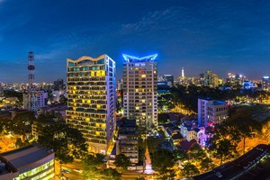 明顯突出在夜色空間中的舍伍德套房酒店。（圖源：互聯網）