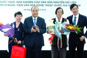 政府總理阮春福送花感謝捐贈者。