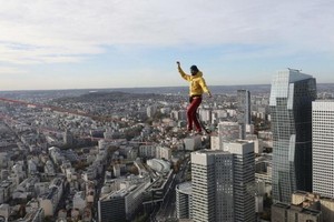  波林在150公尺高處徒手走扁索，毫無懼色。（圖源：互聯網）