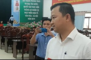 平政縣人委會主席陳富旅在會場上聆聽當地選民阮氏明莊的反映。（圖源：明英）