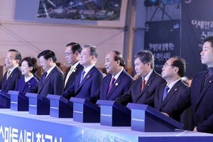政府總理阮春福（右四）出席釜山Eco-Delta智慧城市建設動工儀式。（圖源：越通社）