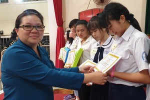 市華語教師俱樂部主任王桂秋頒獎給學生。