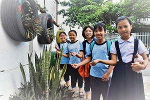 第九郡協富小學學生在由污染的垃圾場改建成的公園裏遊玩。