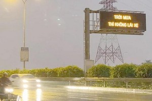 本月23日晚，胡志明市-隆城-油曳高速公路旁的電子告示牌上出現了“下雨不開車”的字樣。（圖源：長源）
