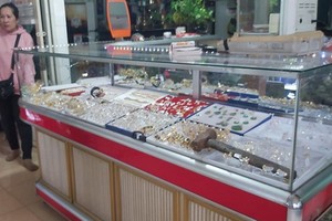 遭劫的金舖。（圖源：VNE）