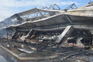 滀臻省芽皮成衣股份公司24日發生大火，遭燒毀的一間廠房全倒塌。（圖源：日輝）