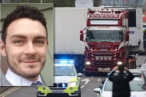 英貨車案司機羅賓遜（小圖）承認協助非法移民。（圖源：互聯網）