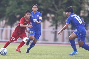 越南女隊(紅衣)與泰國隊 1 比 1 踢和。（圖源：互聯網）