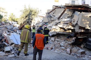 阿爾巴尼亞26日發生數十年來最強地震，規模達6.4級，把許多建築物夷為平地，已造成至少9人死亡，600多人受傷。（圖源：AP）