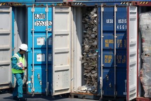 當地時間2019年5月28日，馬來西亞巴生港，馬來西亞能源、科學、科技、氣候變化及環境部長楊美盈向媒體展示裝在集裝箱裡的塑料垃圾。（圖源：互聯網）