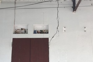 高平省重慶縣過去兩天連續發生四場地震，地震過後，多間民房的墻面出現裂縫現象。（圖源：陲楊）