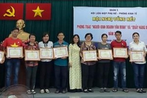 第五郡婦聯會與郡經濟科舉辦“文明商販”運動總結儀式。