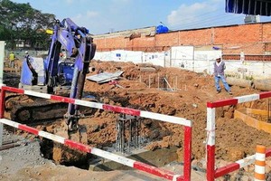 修建中的安霜車站。