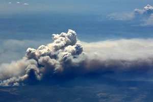 當地時間2019年11月26日，澳大利亞新南威爾士Richmond Valley，俯瞰當地森林火災災區。（圖源：互聯網）