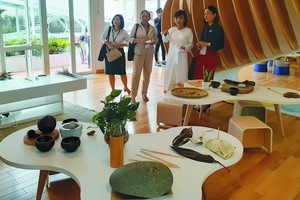 家長們參觀太陽世界-Little Em’s幼兒園學校充滿創意的課室。