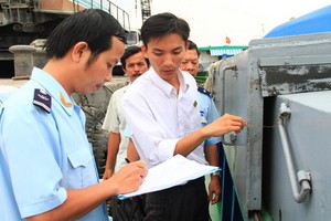 海關人員檢查進口集裝箱。（圖源：陲楊）