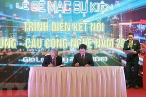 各企業單位代表在TechDemo 2019閉幕儀式上簽訂多項備忘錄及合作協議。（圖源：越通社）