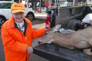 現年104歲的泰特斯獵到她自己人生中的第一頭鹿，她也是迄今最老的“獵鹿人”。（圖源：互聯網）