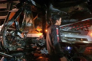 客車與集裝箱車相撞現場，導致4人傷亡。（圖源：VNN）