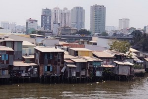 許多缺乏意識的民眾把垃圾丟進河涌是導致水源受污染的原因之一。