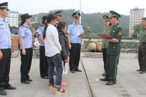 中國移交人口拐賣案受害者。（圖源：花夏）