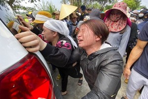 39 名在英國罹難者屍體骨灰已全部運回國。圖為其中一名罹難者的家屬在辦理喪事出殯時顯得非常悲痛。（圖源：AP）