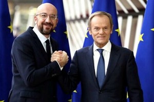 圖斯克（右）與米歇爾出席工作交接儀式。（圖源：互聯網）