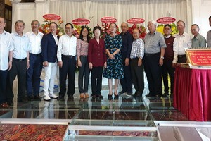 華人藝人同嘉賓合照。