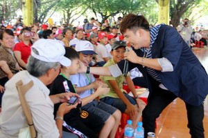 歌星與殘疾人士交流。（圖源：清雨）