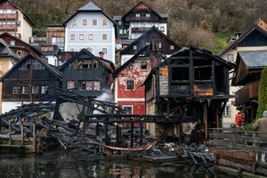 火勢熄滅後的現場，至少4棟房屋嚴重受損。（圖源：互聯網）
