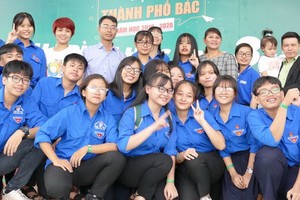 參加 2019-2020學年度“胡志明市學生”盛日的部分學生合影留念。（圖源：阮金）