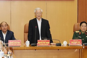 黨中央總書記、國家主席、中央軍委書記阮富仲(中)主持會議。（圖源：越通社）