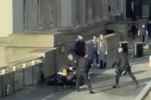 當地時間11月29日，一男子在英國倫敦橋附近持刀行兇傷及多人，被警方開槍擊斃。警方認為這次襲擊屬恐怖主義事件。（圖源：互聯網）