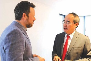 市委書記阮善仁（右）與新南威爾士大學教授交流。（圖源：喬峰）